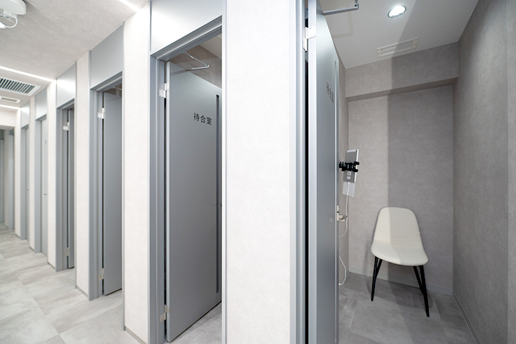 性感染症内科ペアライフクリニック横浜院 横浜市西区 完全個室の待合室で、プライバシーに配慮