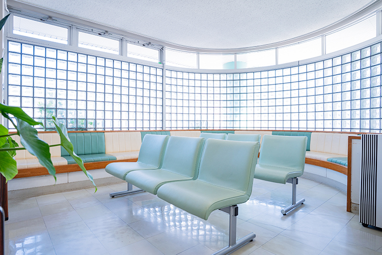 佐藤医院 霧島市 明るい日差しが差し込み清潔感のある待合室