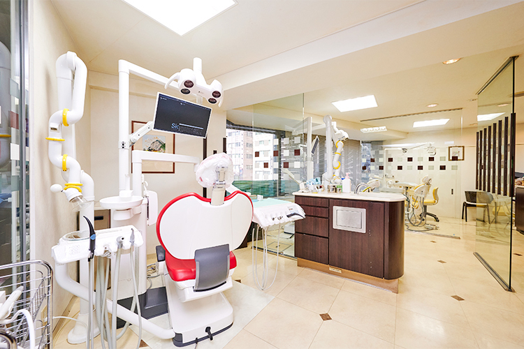 藤関歯科医院 千代田区 ユニットをゆったりと配置し、開放的な診療室