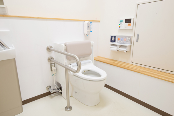 ふたばクリニック 新宿区 尿量検査機のついたトイレを使い、排尿の様子を調べられる