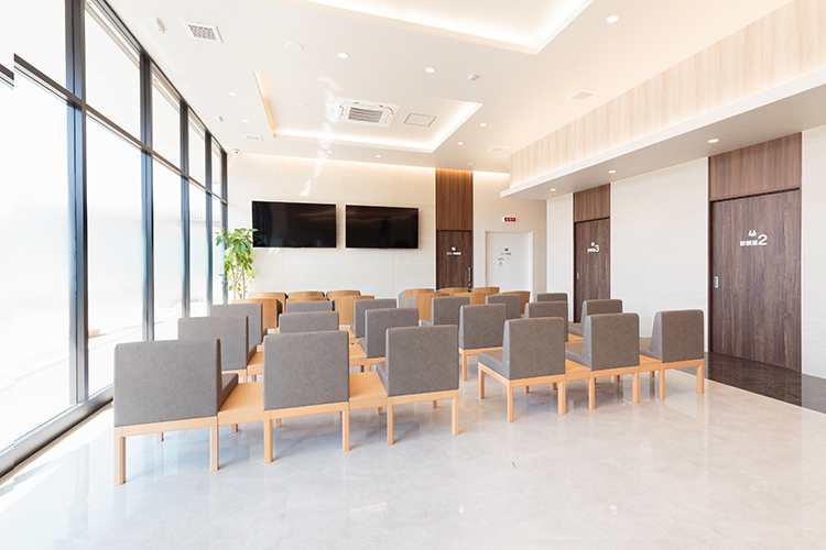 いしかわ内科・内視鏡クリニック 堺市西区 光が差し込み、明るい待合室