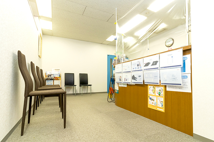 グリーン矯正歯科 一宮市 落ち着いた色でまとめられている待合室