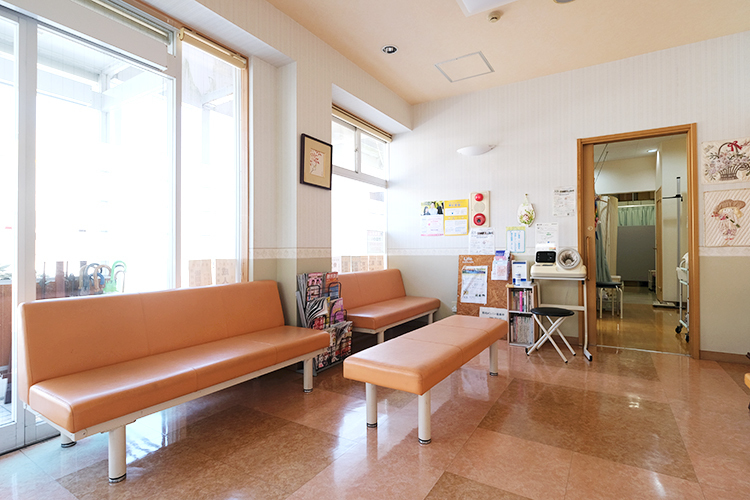 ふかさわクリニック 横須賀市 窓から明るい光が差し込む、落ち着いた雰囲気の待合
