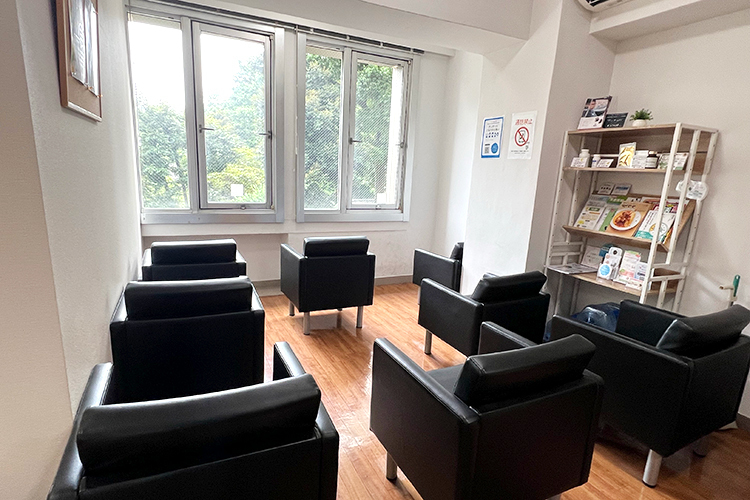 ブレインケアクリニック 新宿区 窓から新宿御苑の様子が見える明るい院内