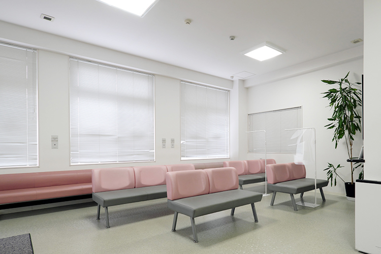 高橋眼科 草加市 明るい笑顔が印象的なスタッフが出迎えてくれる受付