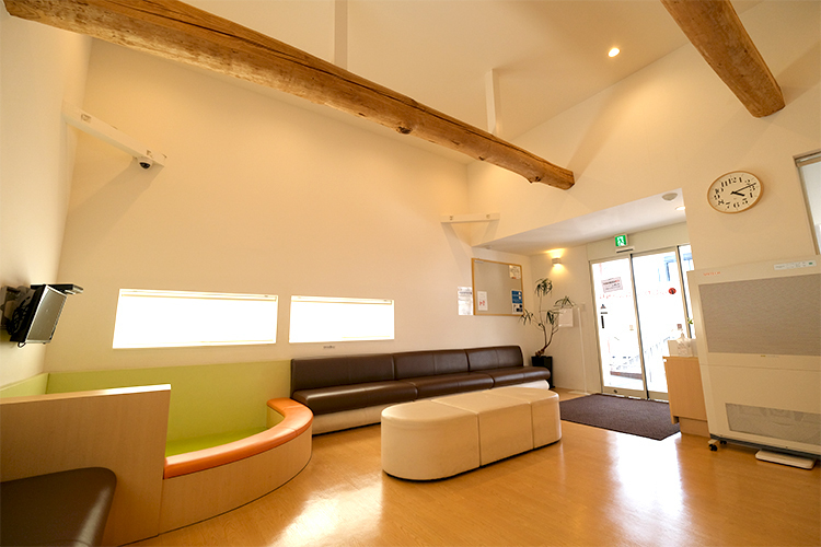 ふじわら耳鼻咽喉科 富田林市 全面バリアフリー設計の院内。キッズスペースも完備
