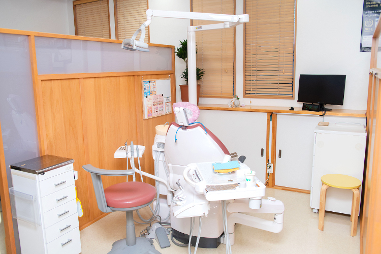 みやき藤井歯科クリニック 三養基郡みやき町 パーティションで区切られ、プライバシーに配慮した診察室