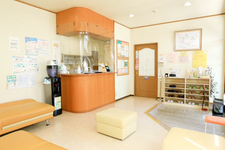 大垣歯科クリニック 大垣市 高齢者も座りやすい固さを考慮した椅子になっている