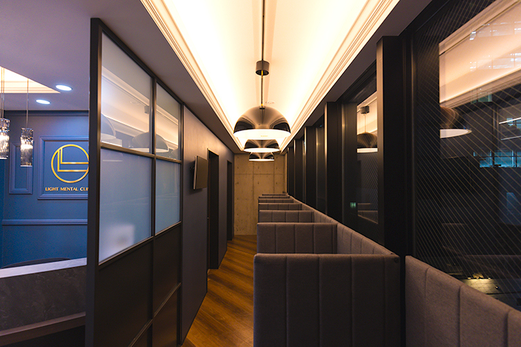 ライトメンタルクリニック 渋谷本院 渋谷区 待合にはプライバシーへの配慮を感じるソファーが並ぶ