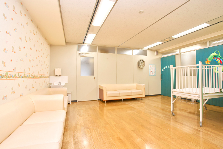 としかわこどもクリニック 京都市山科区 広々とした待合スペースではゆったりと過ごすことができる