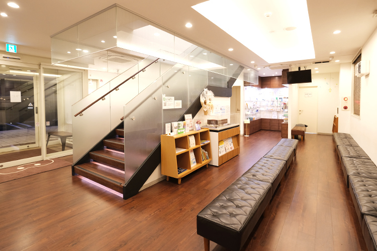 いのうえ歯科クリニック 桶川市 木の温もりに包まれた待合室で、リラックスして過ごせる