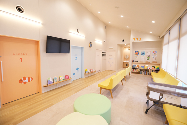 たつのこキッズクリニック 愛知郡東郷町 深海魚の絵やぬいぐるみ、絵本等が待ち時間の患者を癒やす待合室