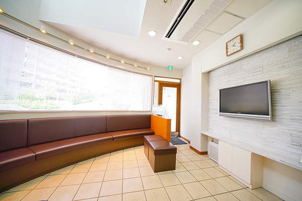 イワタ歯科医院 神戸市垂水区 曲線を多く取り入れて優しい雰囲気にデザインされた院内