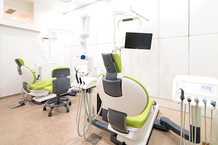 松本矯正歯科クリニック 新宿区 白と緑を基調とした診察室は明るく、衛生面に配慮