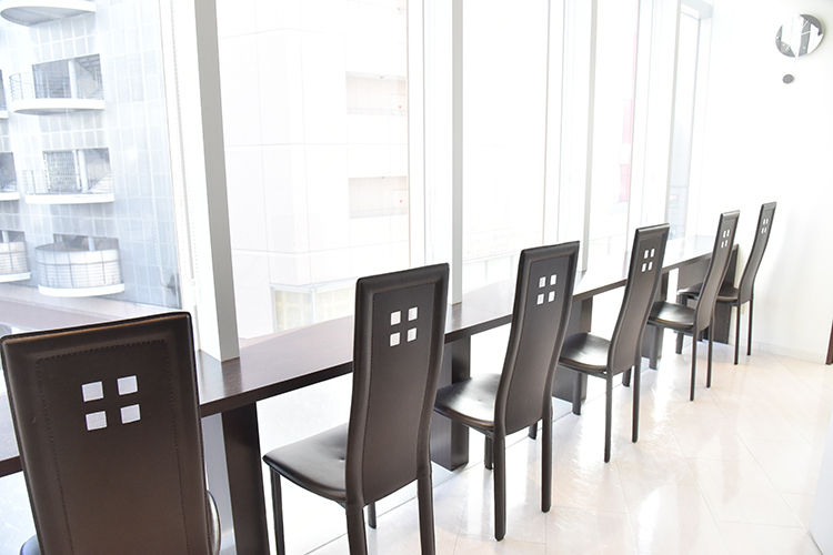 レオンデンタルオフィス八王子院 八王子市 カウンター式の待合室。待ち時間もリラックスできる