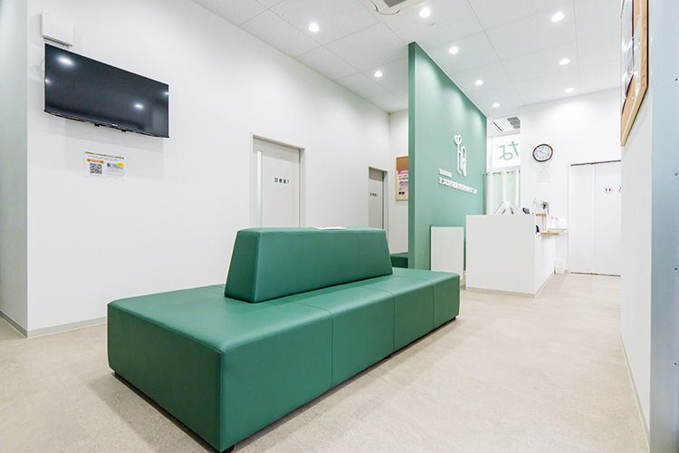 金沢西泉駅前 まつなが内視鏡・消化器内科クリニック 金沢市 緑を基調とした落ち着いた待合室