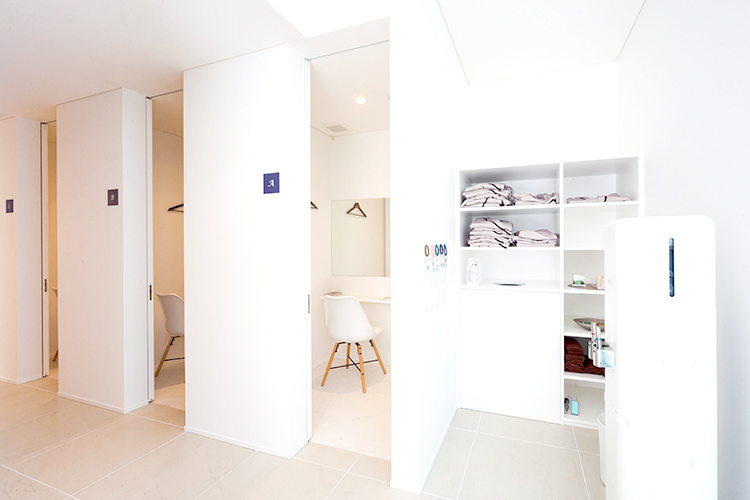 城下町Lクリニック 松江市 完全個室の更衣室やロッカーも完備。プライバシーにも配慮する