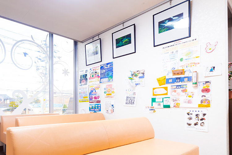 高野歯科医院 米子市 スタッフが工夫を凝らす壁の掲示物。健康のための情報を発信する
