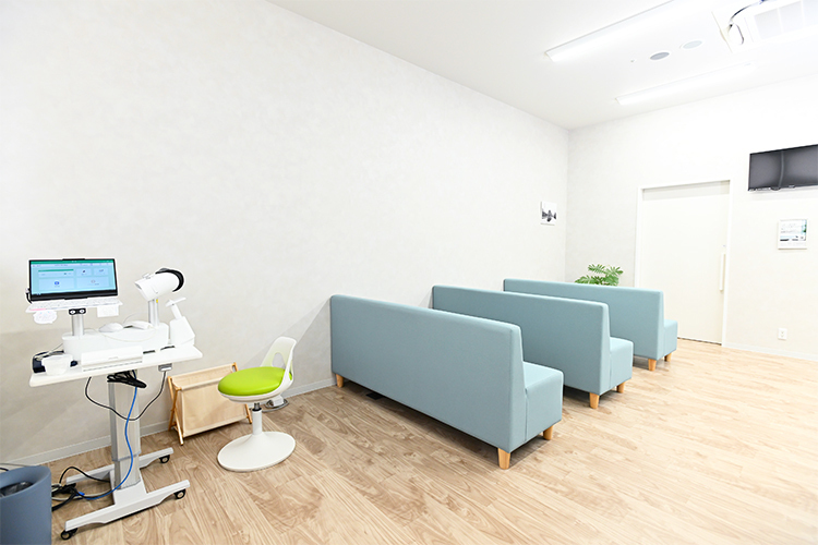 ゆりがおか眼科 川崎市麻生区 木目を基調とした温かみのある院内