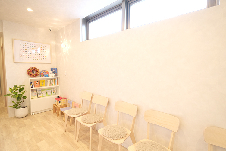 芦屋こころクリニック 芦屋市 やわらかな色合いの木目を基調とした落ち着いた雰囲気の院内