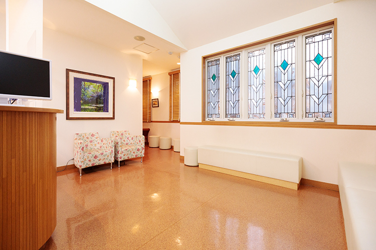 湘南山手つちだクリニック 横須賀市 リラックスできるように設計された待合室