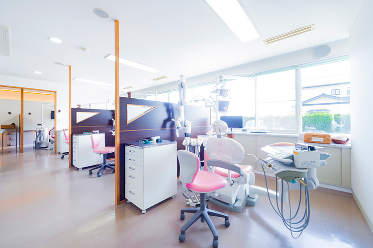 かわと歯科医院 出雲市 ユニットごとに仕切りがあり、プライバシーや感染症への配慮も
