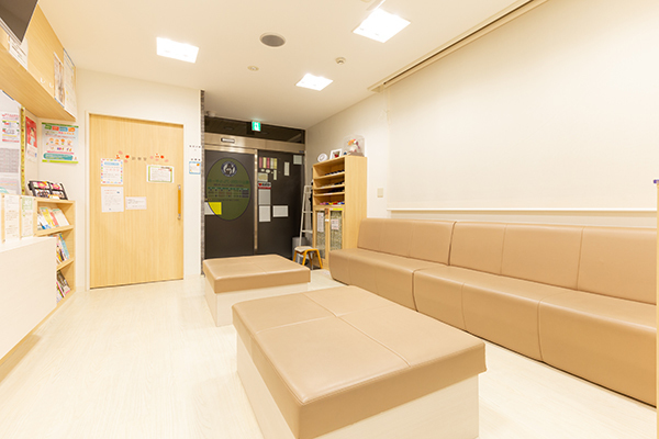梶山小児科・アレルギー科 神戸市灘区 ナチュラルな雰囲気の院内。リラックスできる