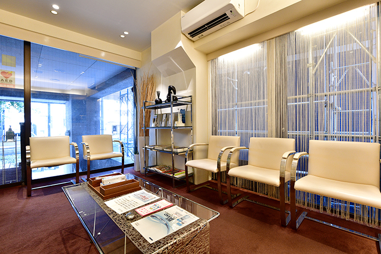 曽我歯科医院三軒茶屋 世田谷区 シックで落ち着いた雰囲気の待合室