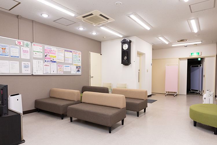 池袋大久保医院 豊島区 広々とした待合室。車いすやベビーカーでも入りやすい