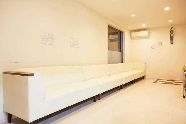 ふじわら歯科クリニック 長岡京市 白を基調とした清潔感漂う待合