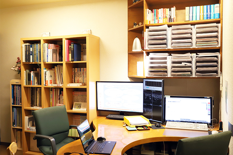 こまくさ女性クリニック 横浜市泉区 各種検査にも柔軟に対応。資料を用いて丁寧に説明をしている