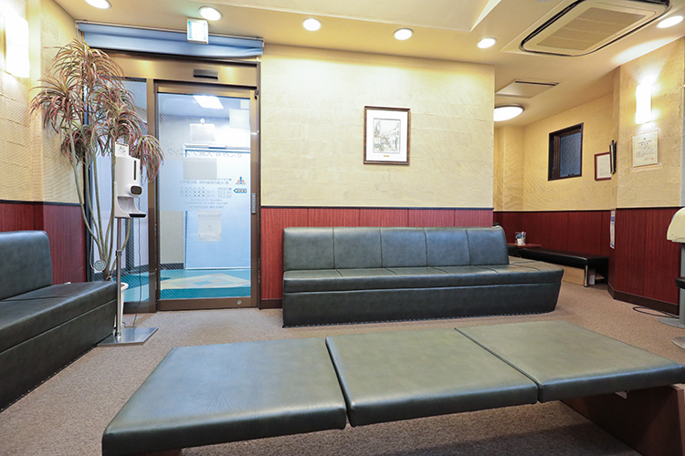 きたみ胃・大腸クリニック 世田谷区 木目調とクリーム色の内装が温かみを感じさせる待合室