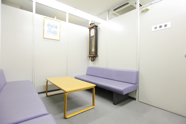 銀座東京クリニック 中央区 シンプルで落ち着いた待合室