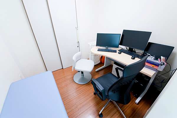 まるこハート内科クリニック 大田区 診察室。聴診を大切にしているのだそう