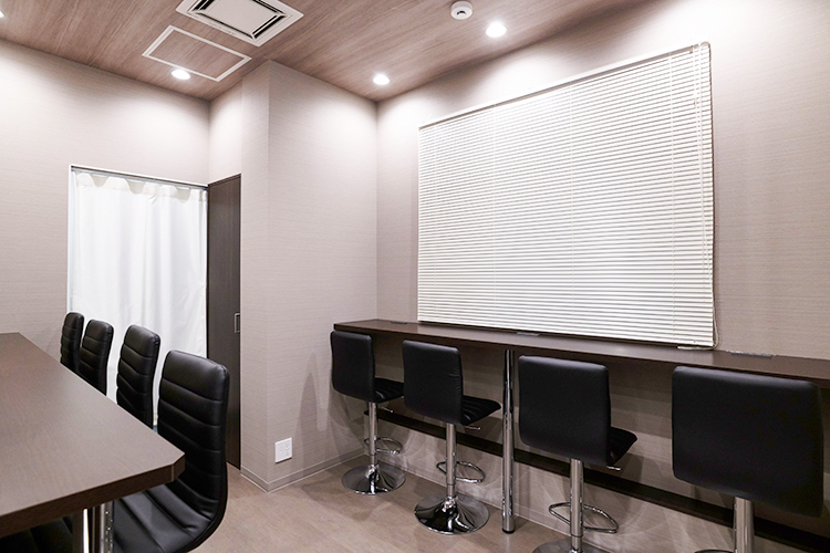 赤坂おかだ頭痛クリニック 港区 待合室は仕事や作業ができるように工夫している