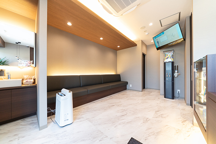 りきまるデンタルクリニック 平塚市 スタイリッシュで広々とした待合室