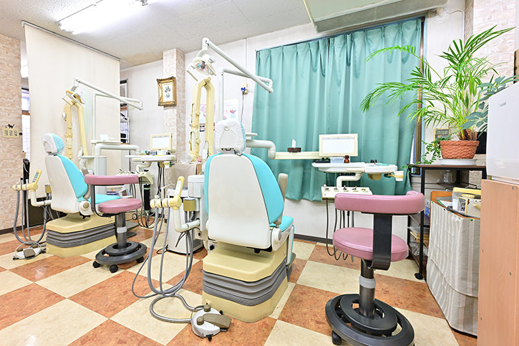 北谷デンタルクリニック 志木市 観葉植物があり、アットホームな雰囲気の診療室