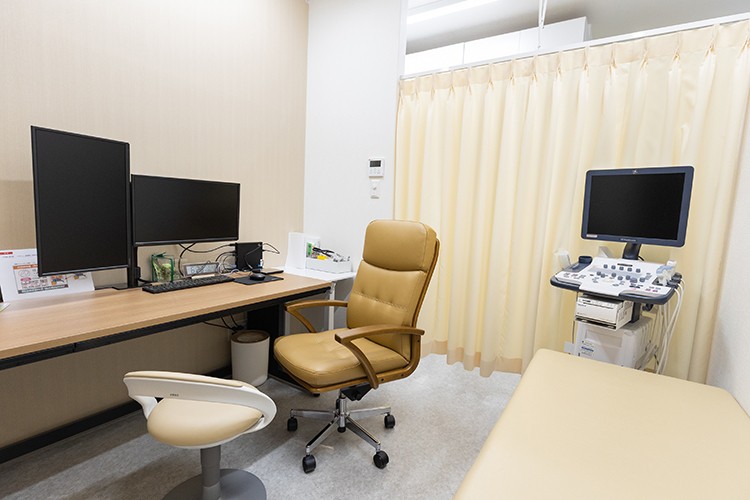 ほんあつ胃腸科・内科クリニック 厚木市 診察室では患者に寄り添った診療を心がける