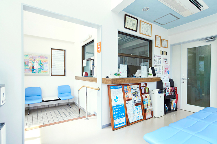 後藤内科医院 藤沢市 日当たりの良い温かみのある待合室