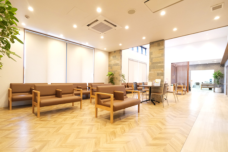 しま整形外科 岐阜市 院内は明るく開放感ある空間