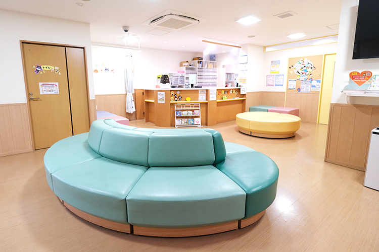 淡島こどもクリニック 世田谷区 広くゆったりした待合。ベビーカーや車いすでも通いやすい