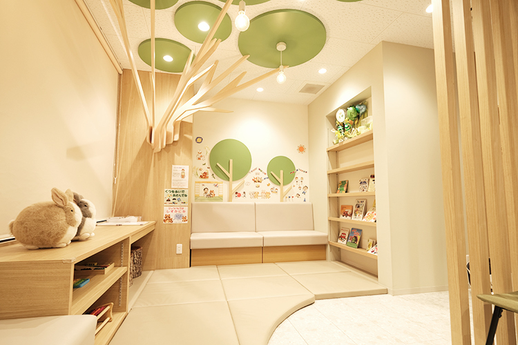 きぬた耳鼻咽喉科・アレルギー科 世田谷区 シンボルツリーのあるキッズスペース