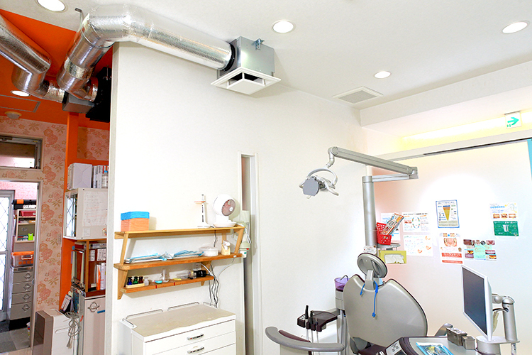 ケンタ デンタルクリニック 西春日井郡豊山町 カラフルな診察室が緊張をほぐしてくれる
