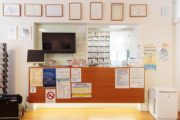 吉武内科 神戸市北区 温かい雰囲気が印象的な受付では、スタッフが笑顔で迎えてくれる
