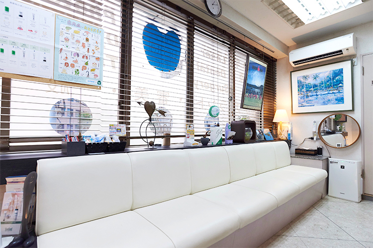 さとう歯科クリニック 千代田区 日の光が差し込む明るい待合室