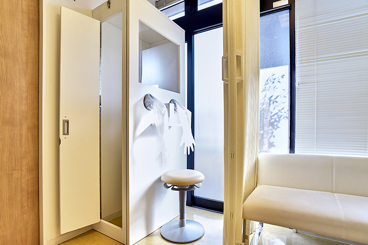 さいとうクリニック 横浜市泉区 待合室の一角に発熱の外来の隔離設備を設置