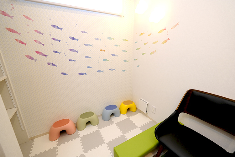 上尾かしわざ歯科医院 上尾市 小さな子ども連れでも通いやすいようにキッズスペースも備える
