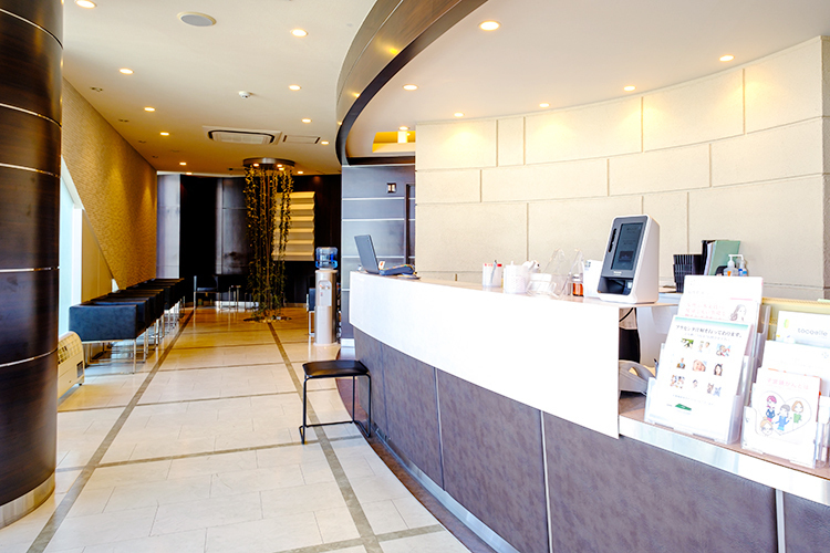 優ウィメンズクリニック 川崎市高津区 受付では親切なスタッフが迎える