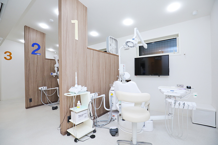 大和田おか歯科医院 さいたま市見沼区 パーティションで区切られた診療室。個室診療室は2部屋