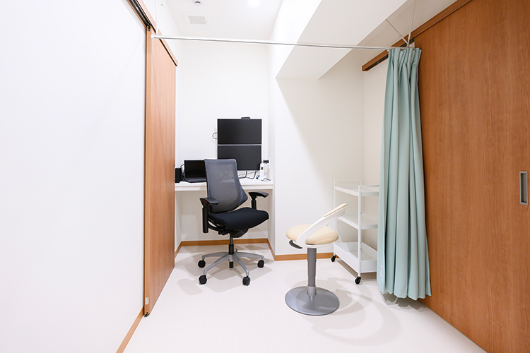 KNなんばインターナショナルクリニック 大阪市浪速区 患者の負担軽減のため、医師が診察室間を移動し診療を行っている